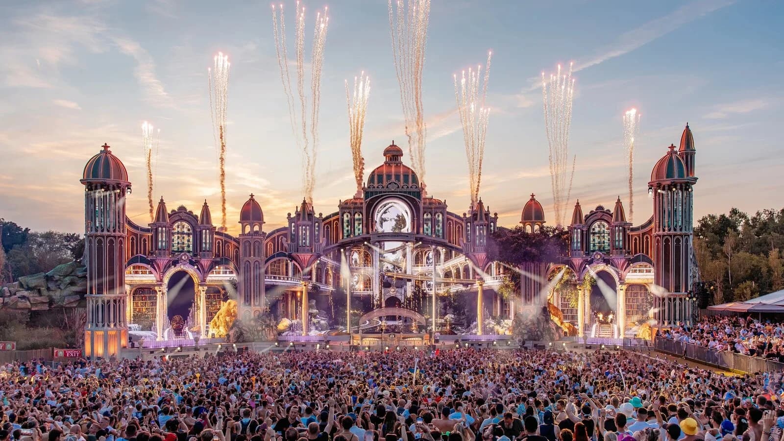 Tłumy na głównej scenie Tomorrowland w belgijskim Boom podczas edycji 2025