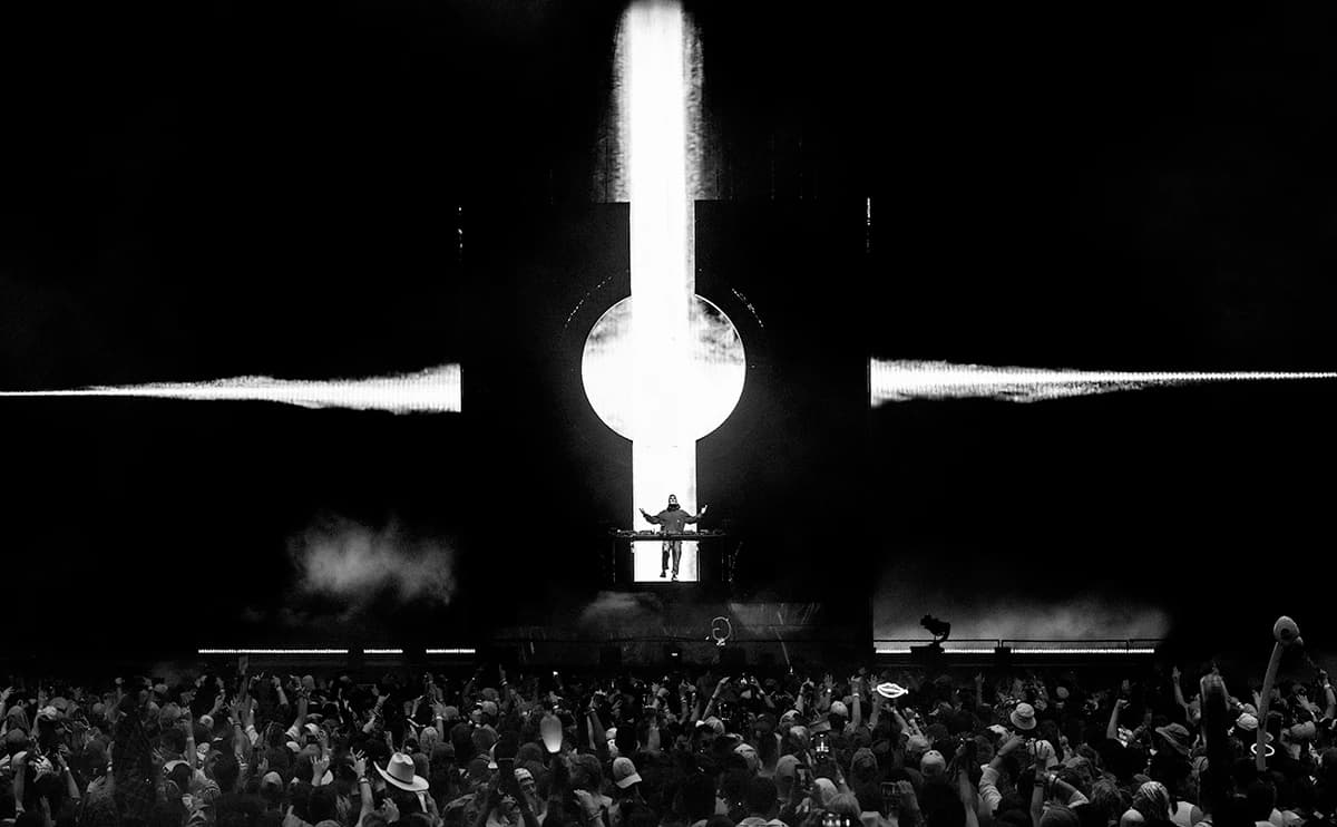Kaskade na scenie podczas występu ORIGIN// na Coachelli