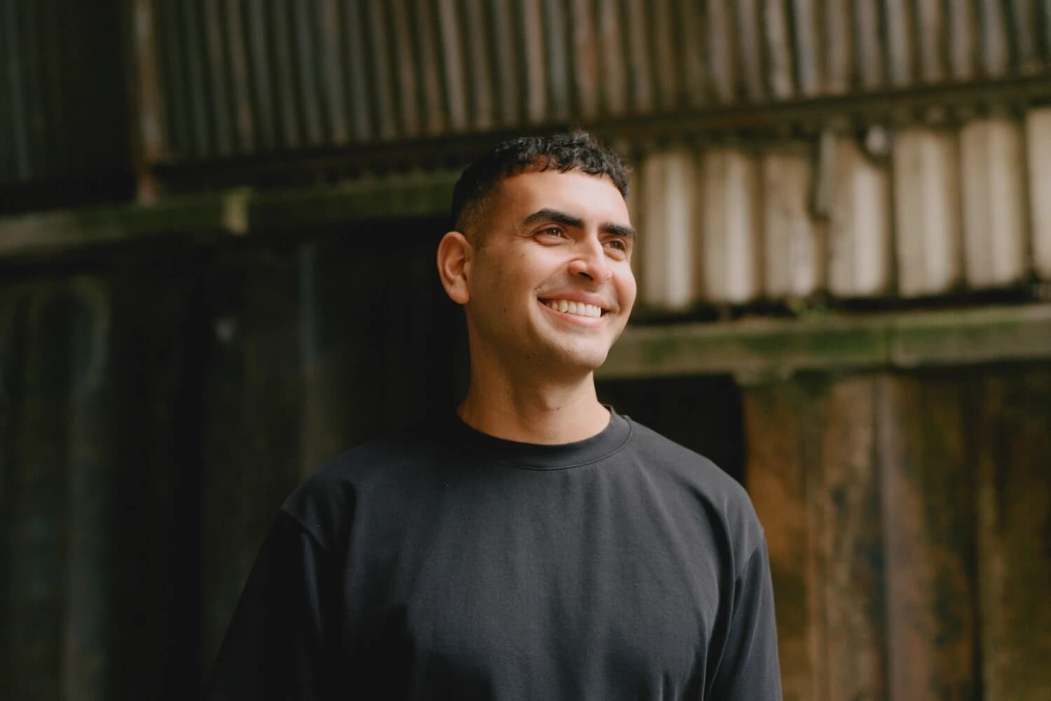 Sammy Virji niespodziewanie wydał album „Open Late”. Osiem numerów jak migawka z trasy