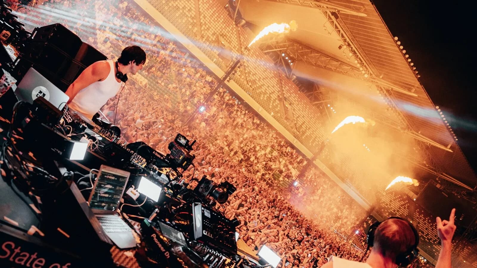 Armin van Buuren i John Summit za konsoletą podczas ASOT w Warszawie